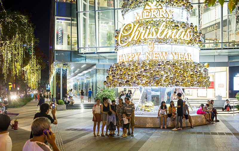 Sài Gòn trang hoàng rực rỡ trước lễ Giáng sinh